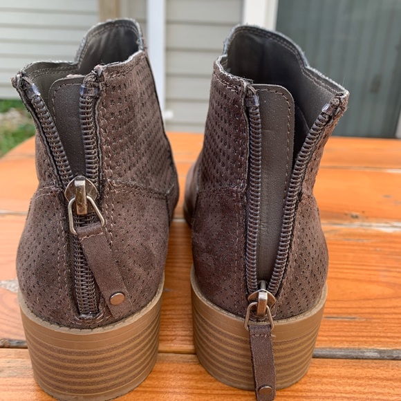Women’s Brown dv (Target) Ankle booties size 7.5 - Picture 3 of 11